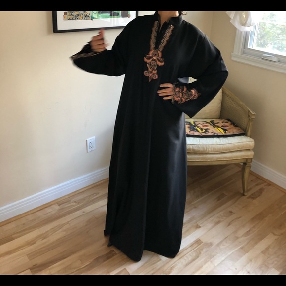 Traditional dress with beautiful embroidings - Picture 2 of 4